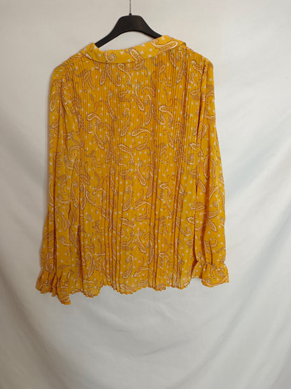 MANGO. Blusa amarilla estampada T.m