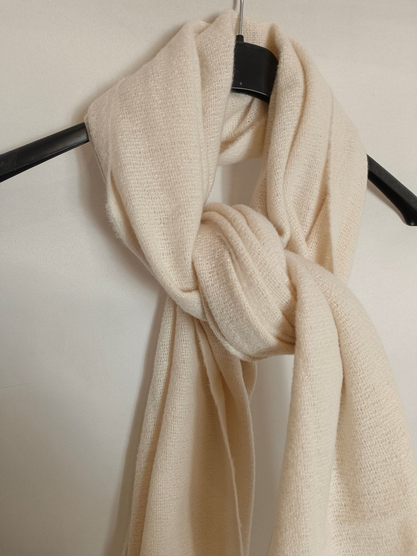 STRADIVARIUS. Bufanda beige crudo