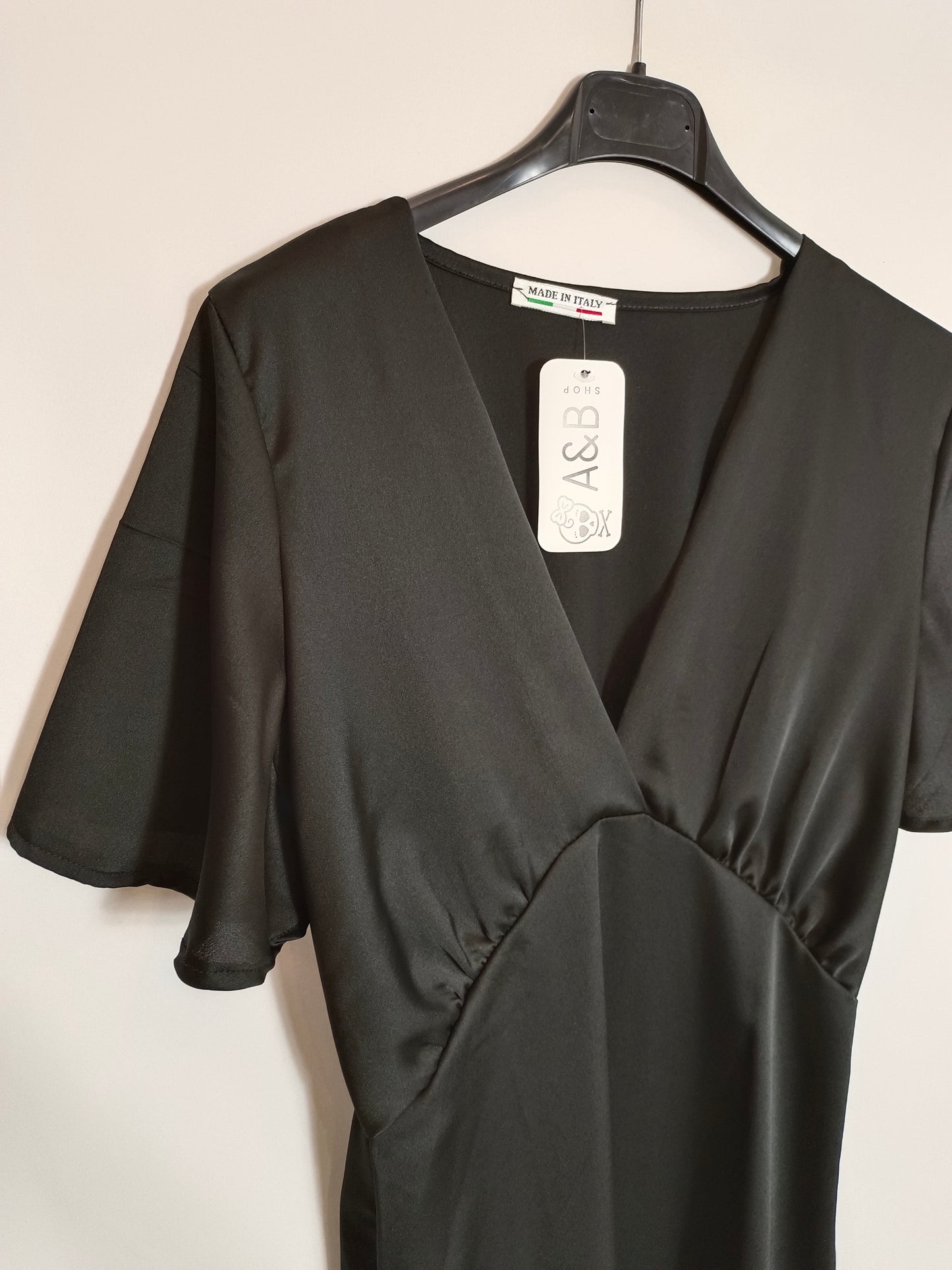 A&B SHOP.  Vestido negro satinado Tu(s)