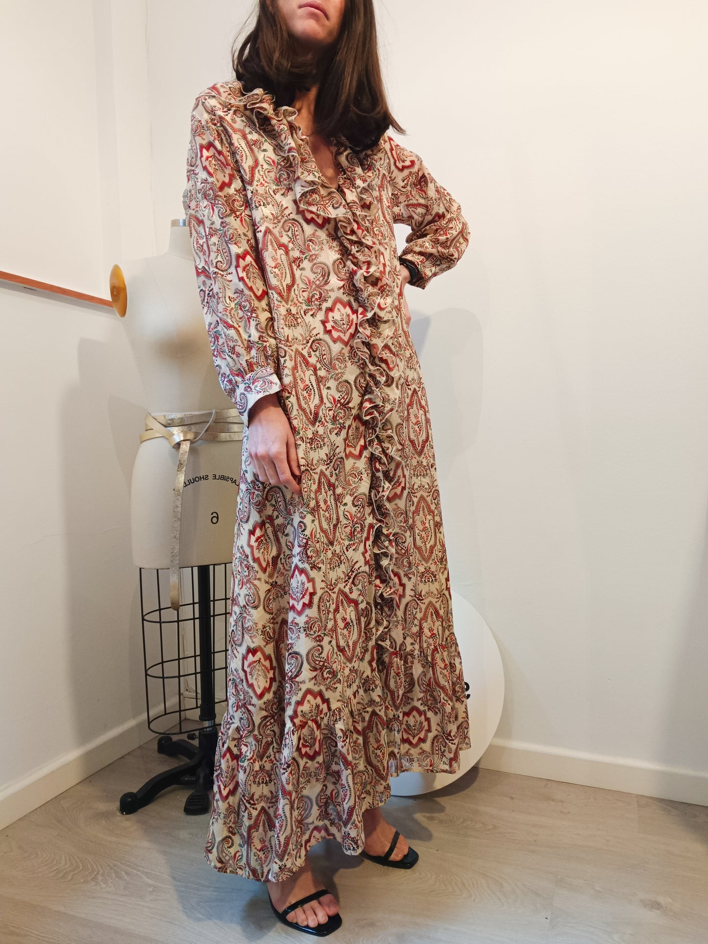 CRISTINA BEAUTIFUL LIVE. Long beige Ts dress