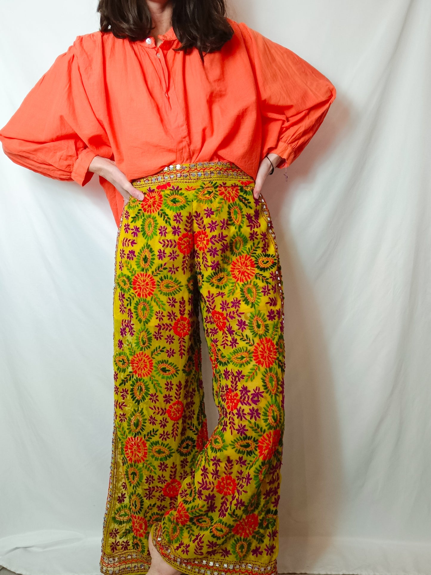 BASYCO. Pantalón texturas y pedrería colores. T U (M)