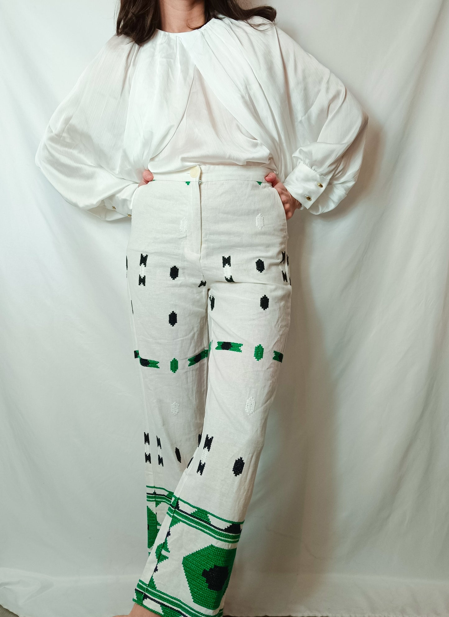 ZARA. Pantalón crudo bordados. T S