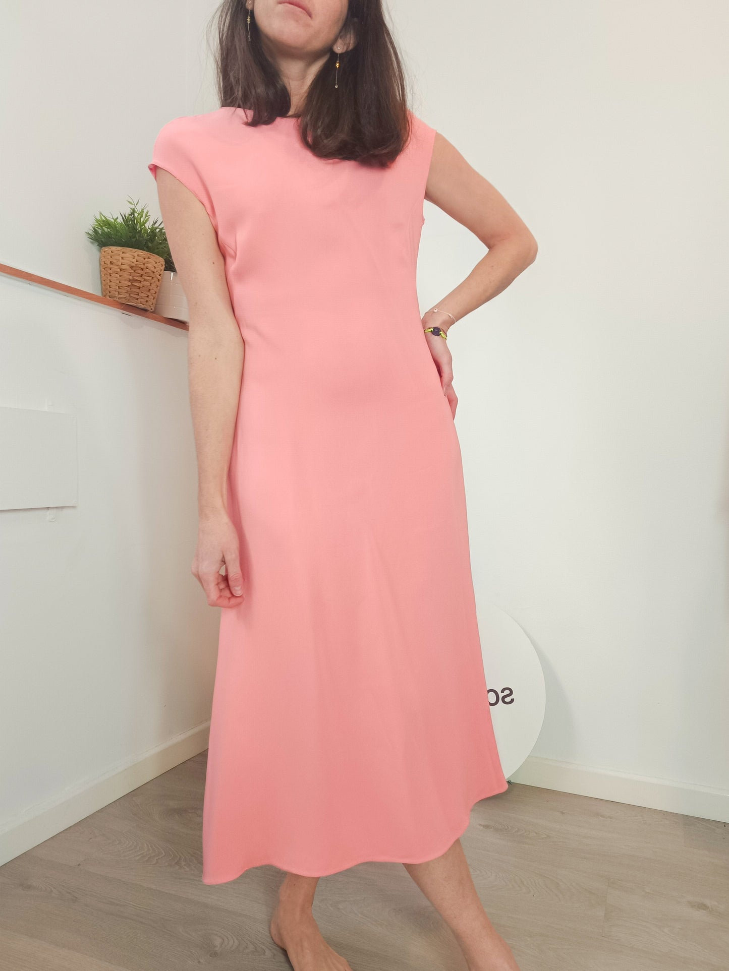 OTRAS. Vestido midi rosa fluido escote espalda. T S