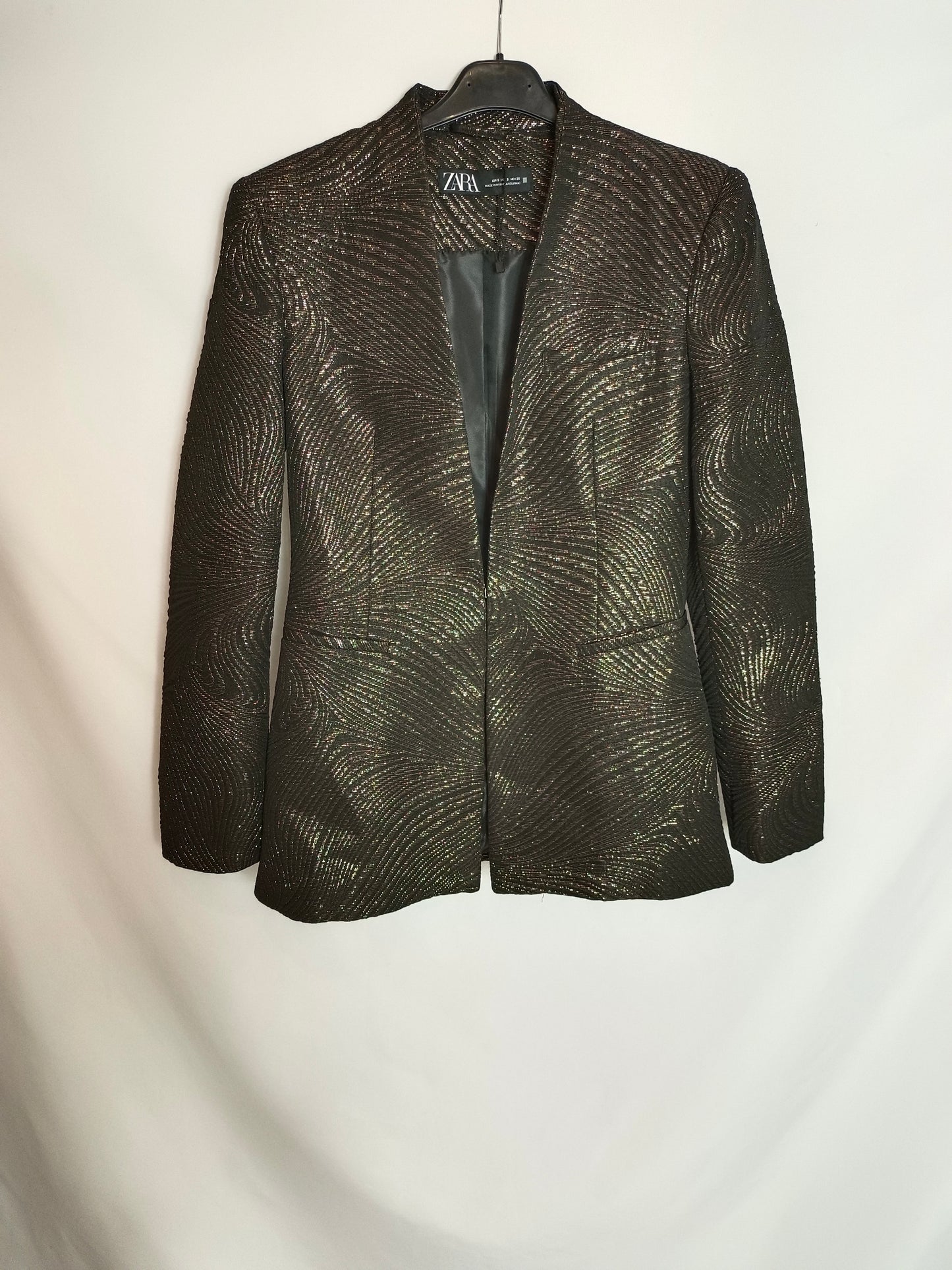 ZARA. Blazer negra dorada y negra T.s