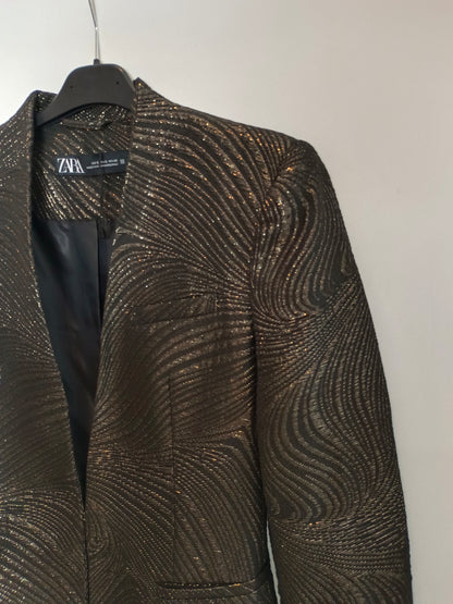 ZARA. Blazer negra dorada y negra T.s