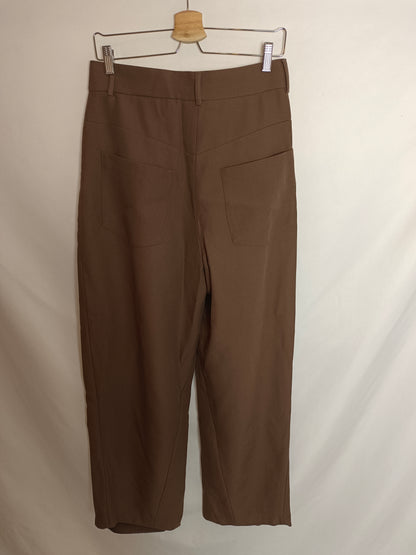 ZARA. Pantalón marrón pinzas T.s