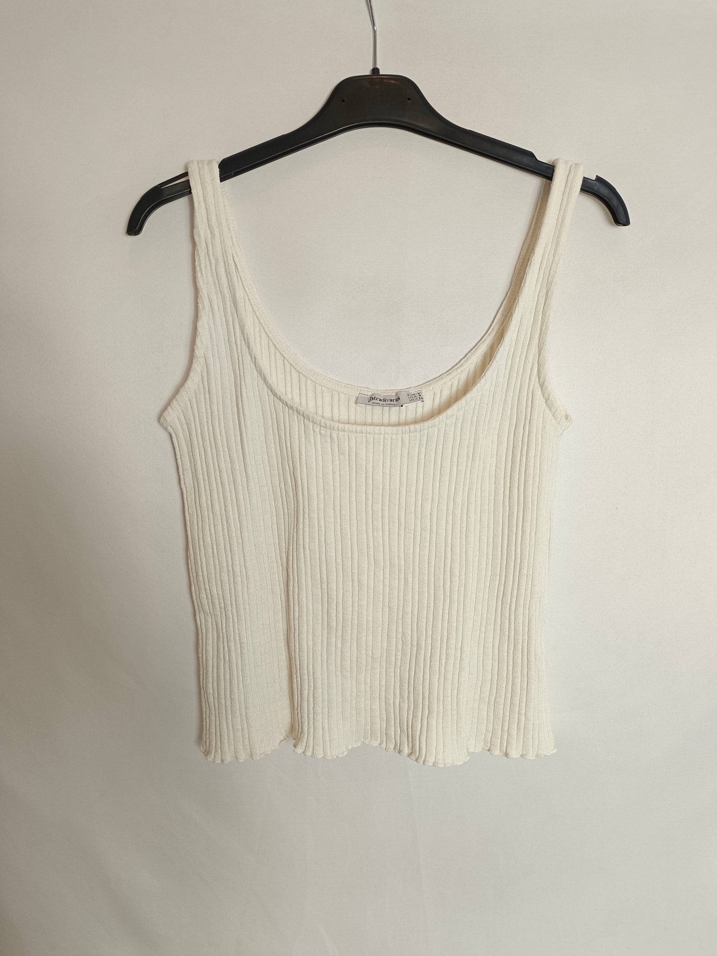 STRADIVARIUS. Top canalé color crudo. T S