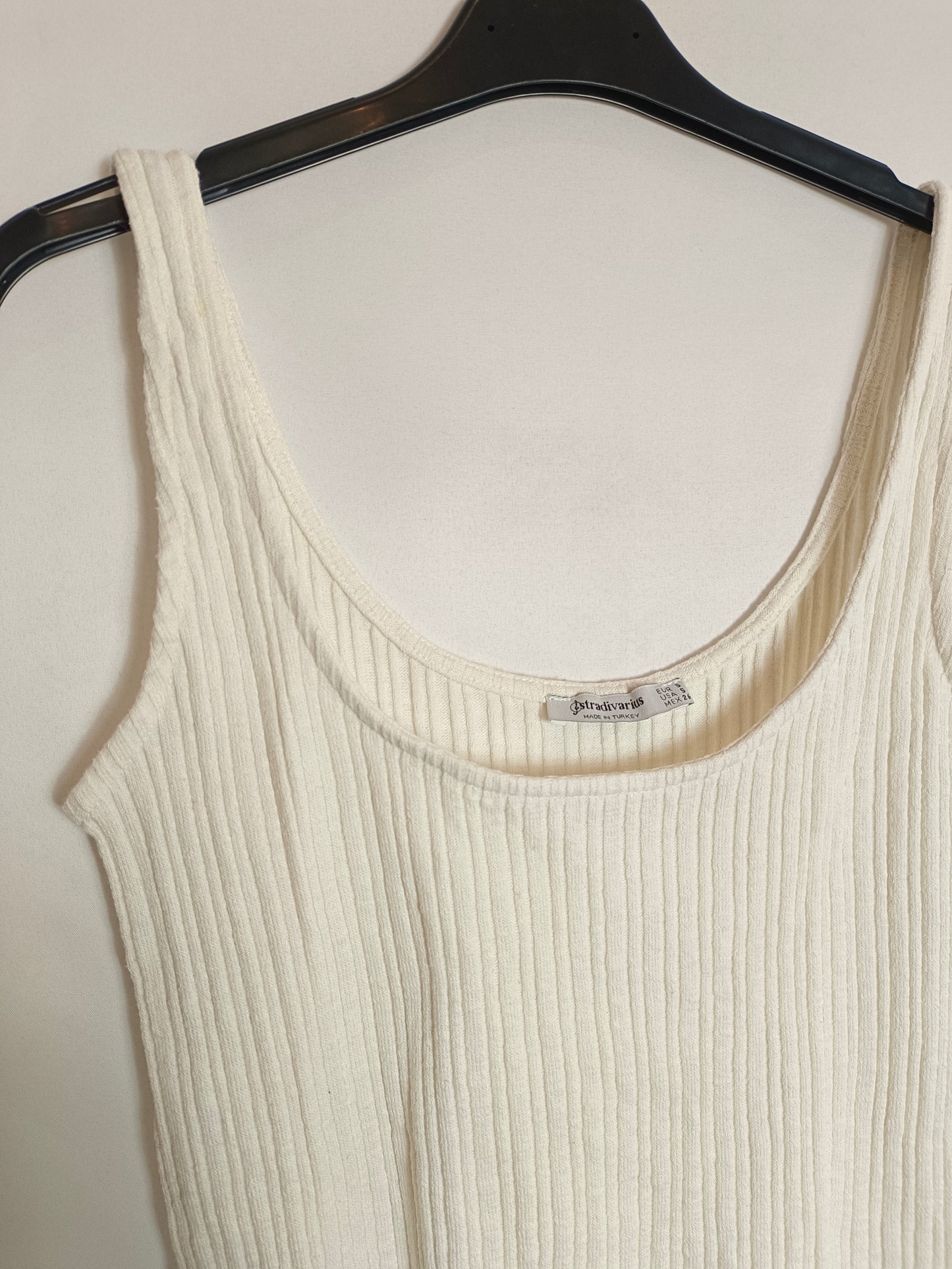 STRADIVARIUS. Top canalé color crudo. T S