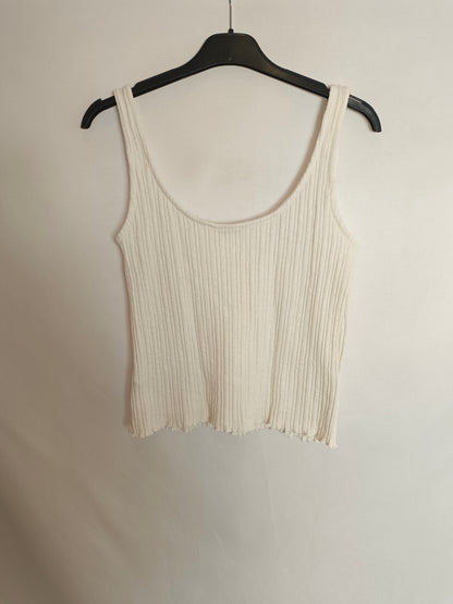 STRADIVARIUS. Top canalé color crudo. T S