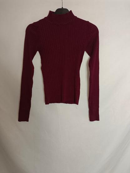 BERSHKA. Top canalé burdeos. T S