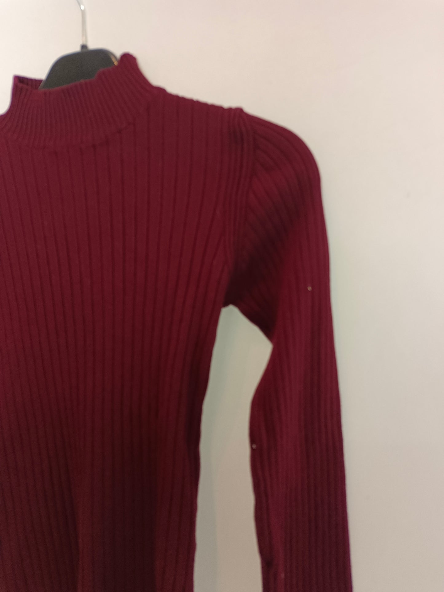 BERSHKA. Top canalé burdeos. T S