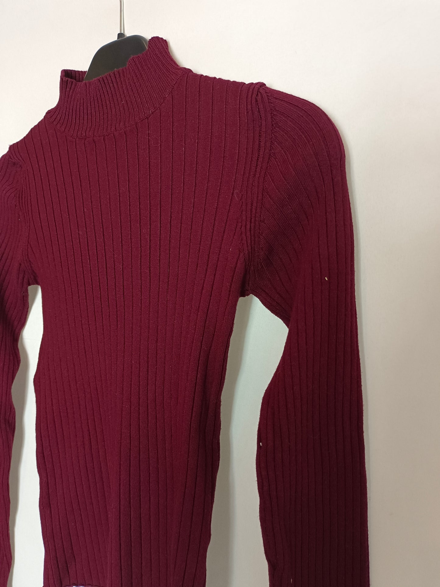 BERSHKA. Top canalé burdeos. T S