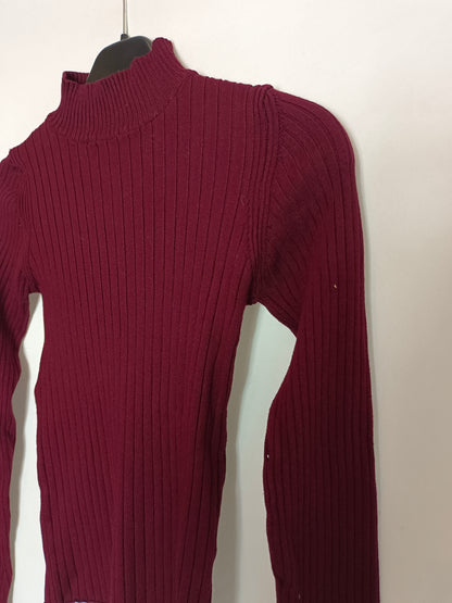 BERSHKA. Top canalé burdeos. T S