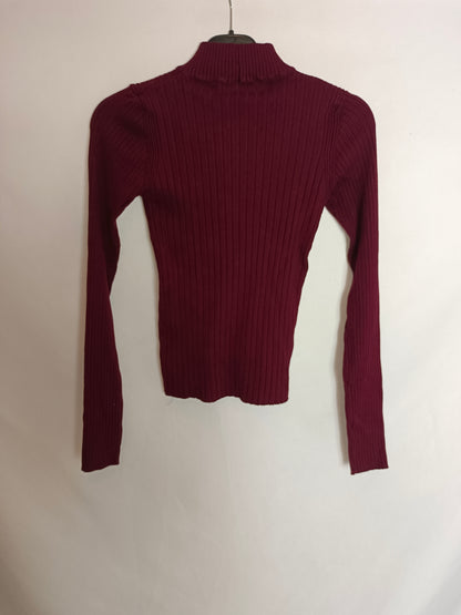 BERSHKA. Top canalé burdeos. T S