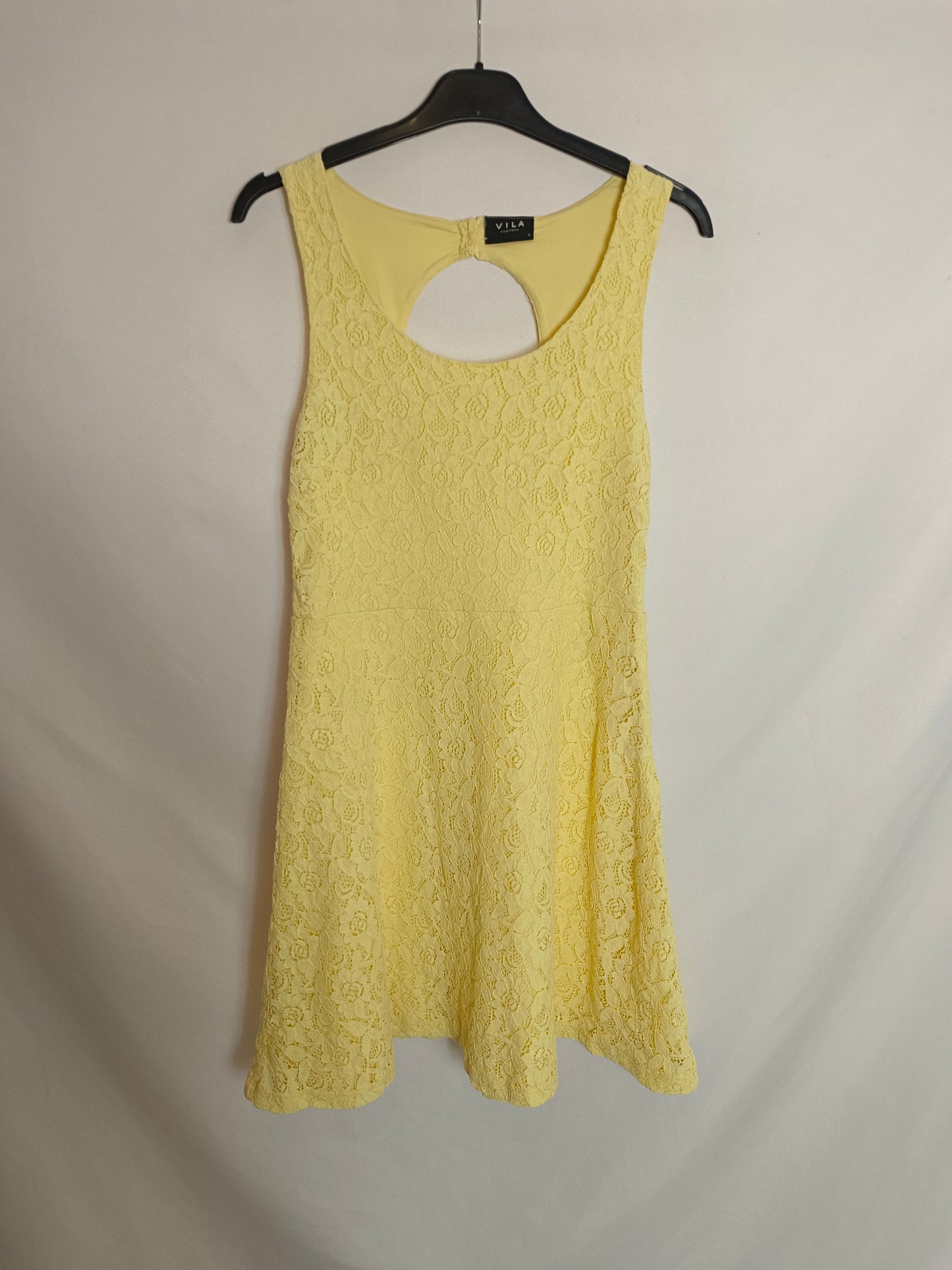 VILA. Short yellow lace dress. TS