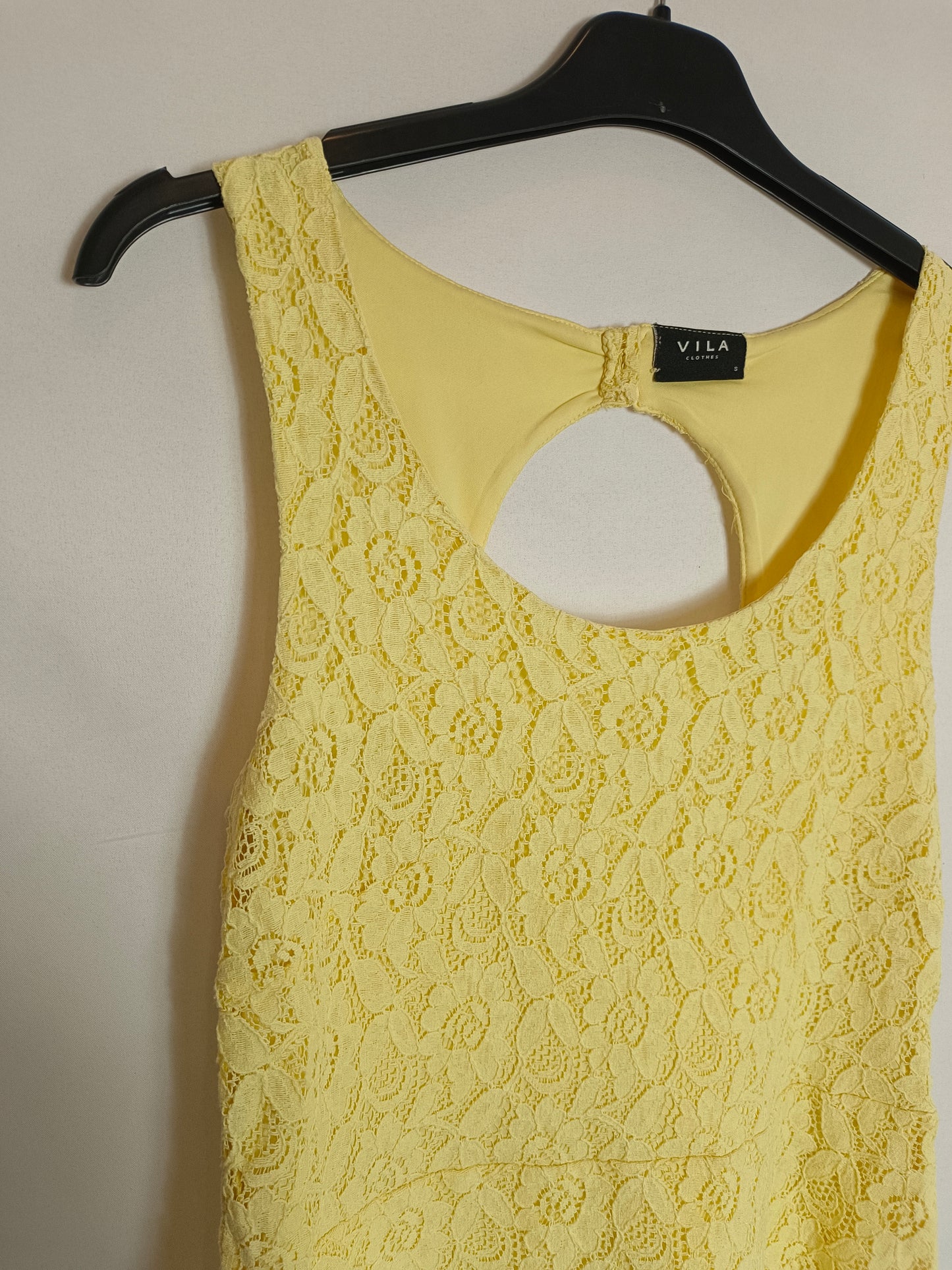 VILA. Short yellow lace dress. TS