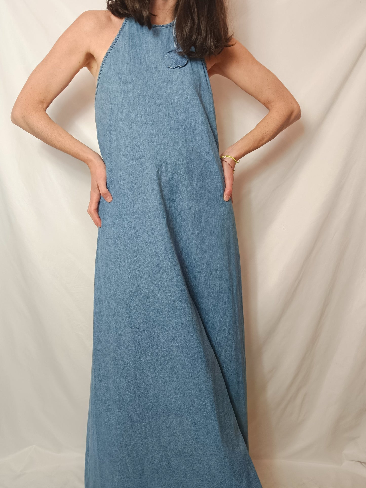 ZARA. Vestido denim midi cuello halter. T M