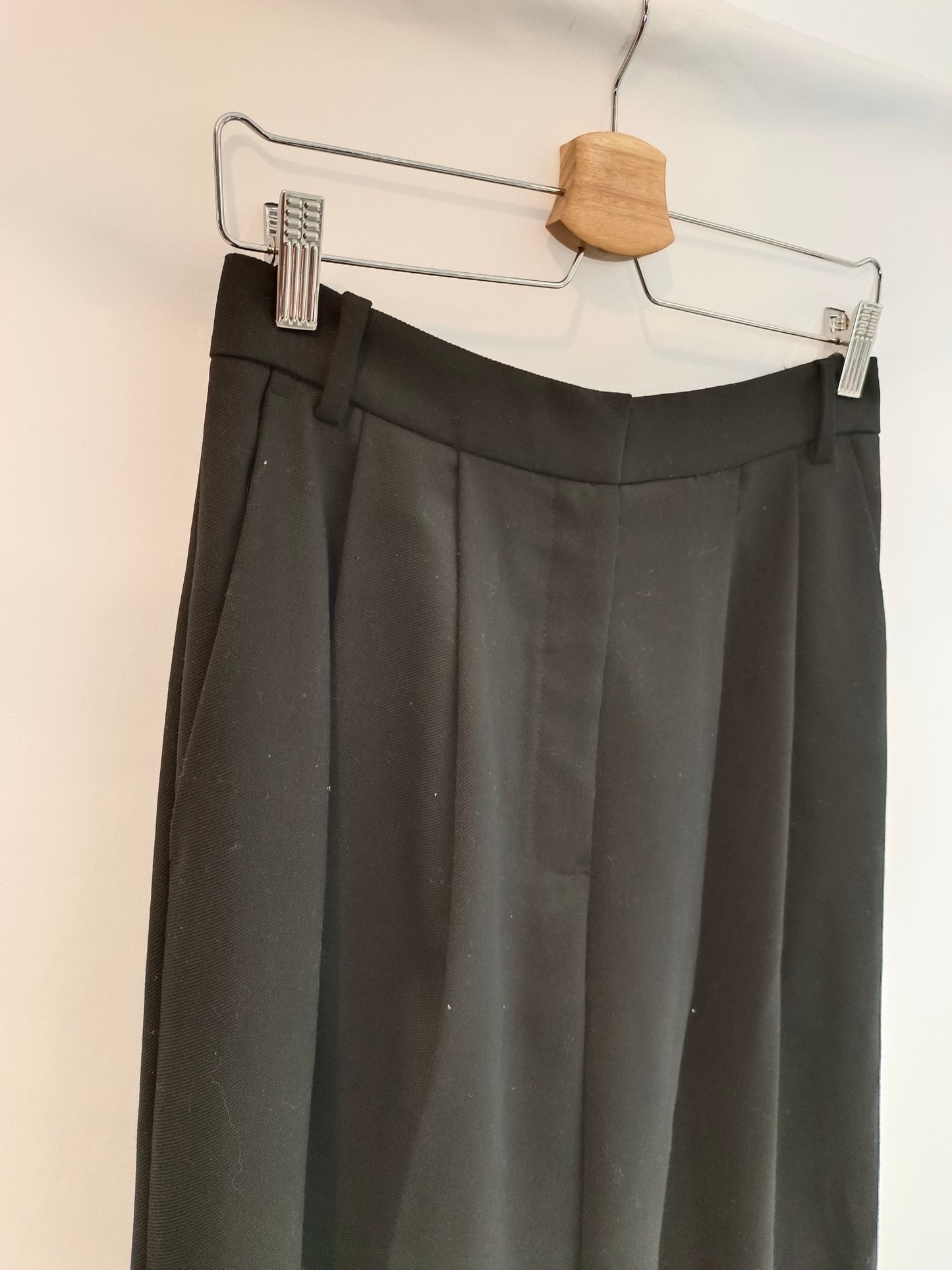 MASSIMO DUTTI. Pantalón negro pinzas T.36