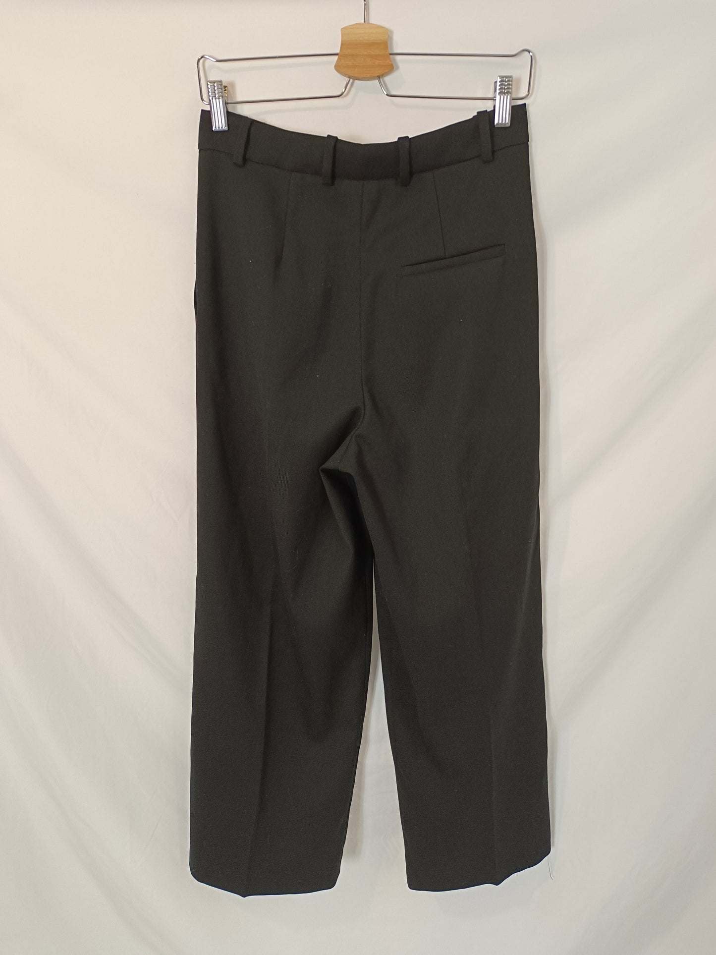 MASSIMO DUTTI. Pantalón negro pinzas T.36