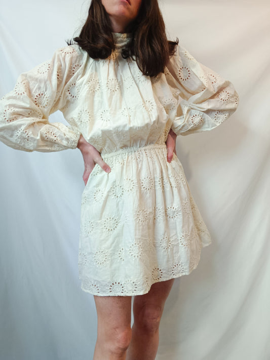 MANGO. Vestido beige troquelado T.xs
