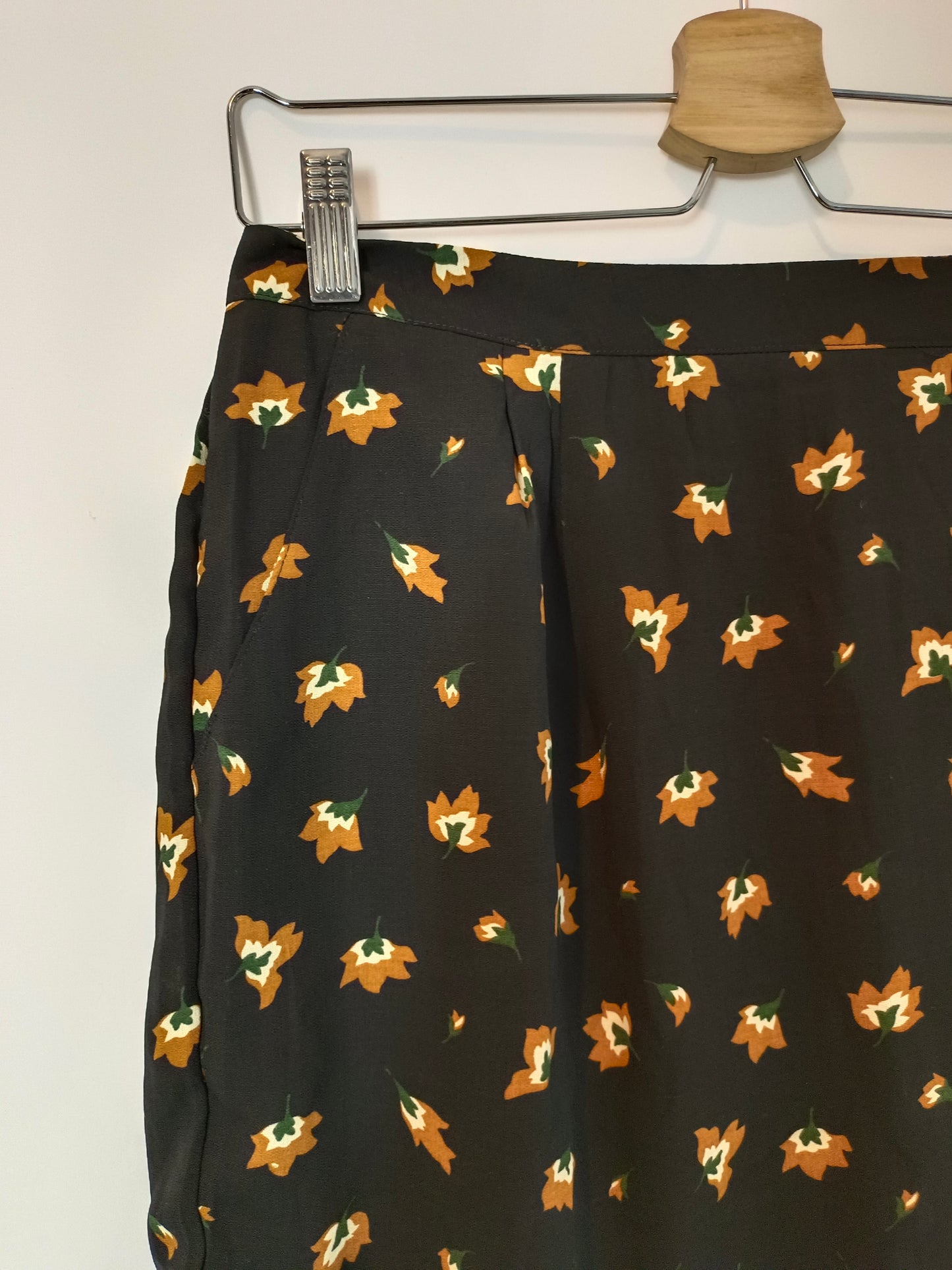 OUI CHLOÉ. Falda negra hojas TU(36)