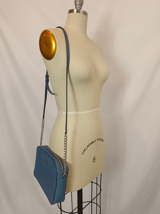 MICHAEL KORS. Bolso azul bandolera