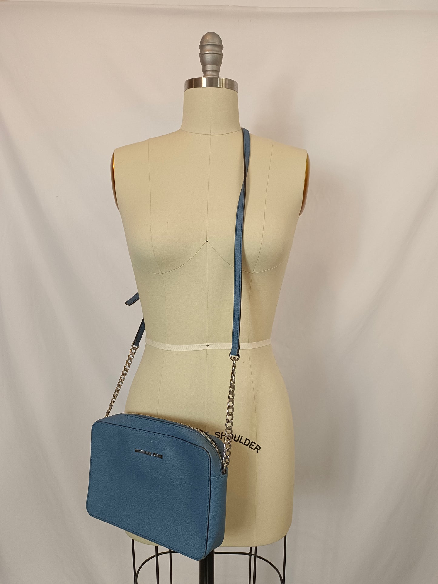 MICHAEL KORS. Bolso azul bandolera