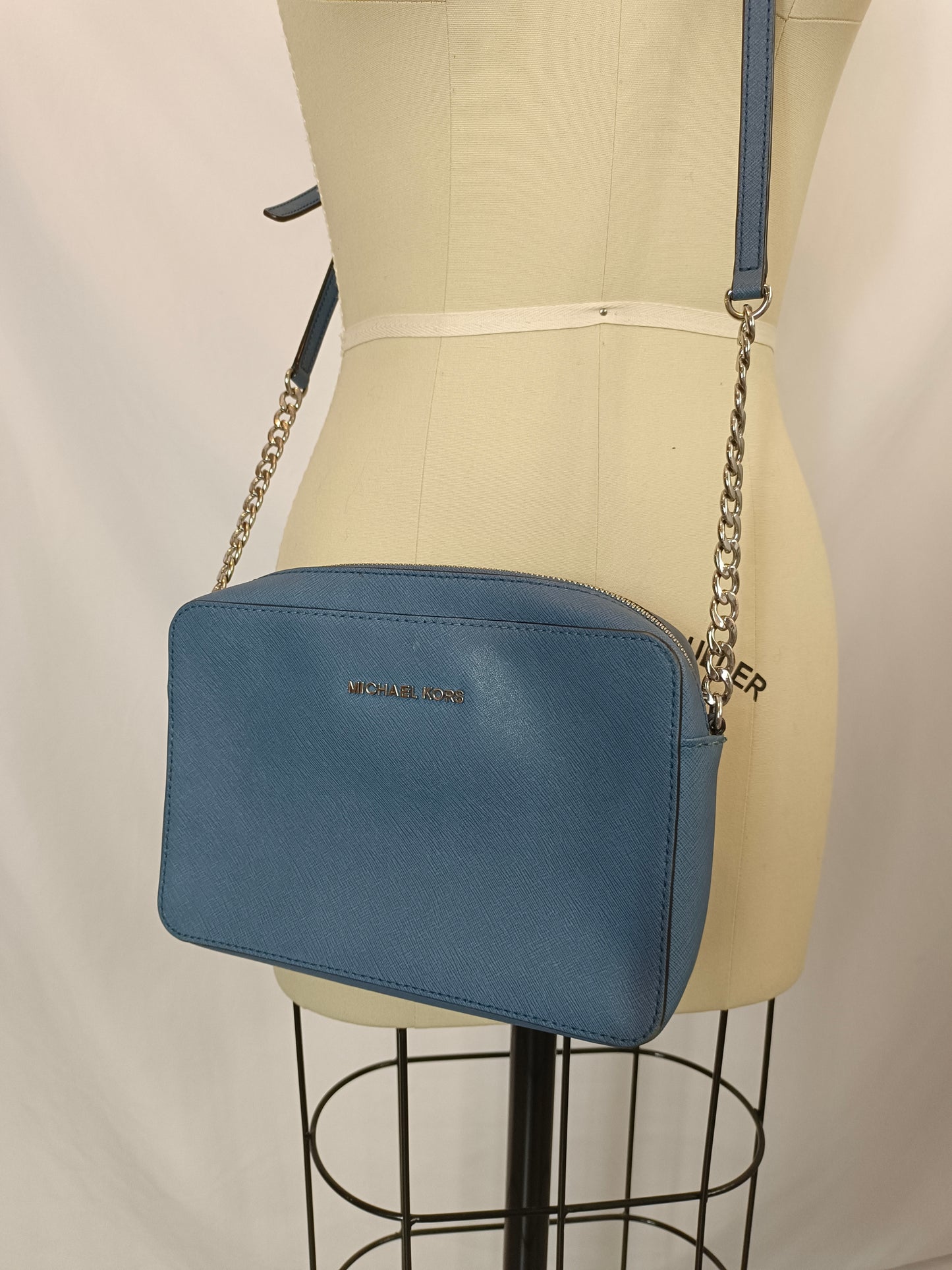 MICHAEL KORS. Bolso azul bandolera