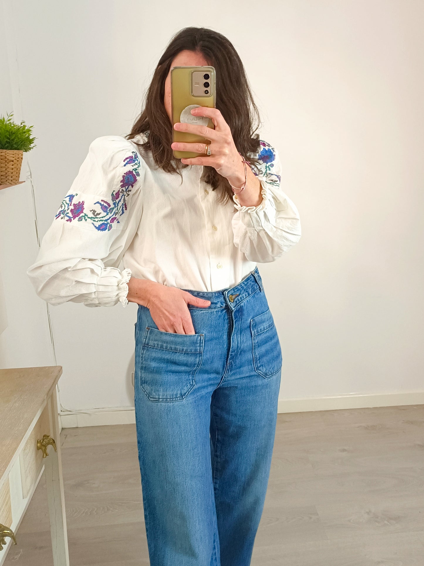 JOSEPHINE. Blusa blanca bordada hombreras T.s