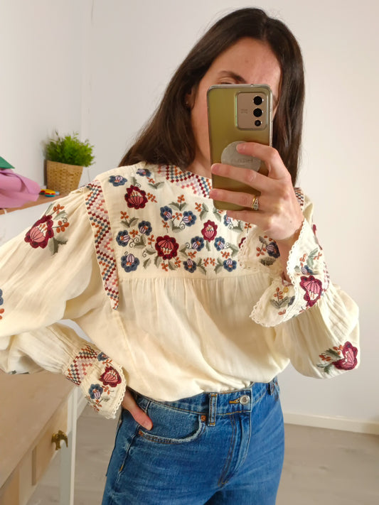 LOUISE MISHA. Blusa beige bordada T.34