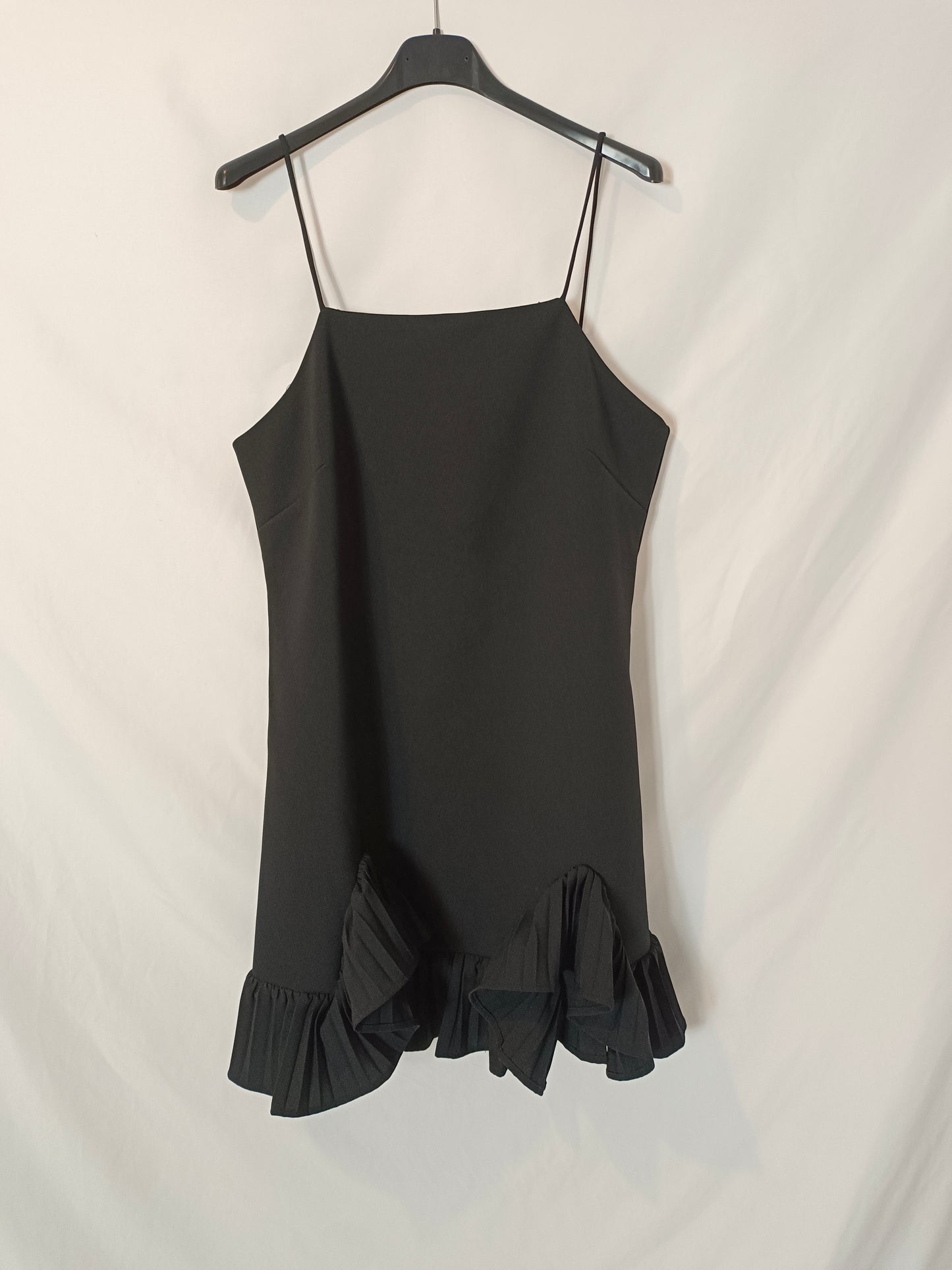ASOS. Vestido corto negro volantes T.40