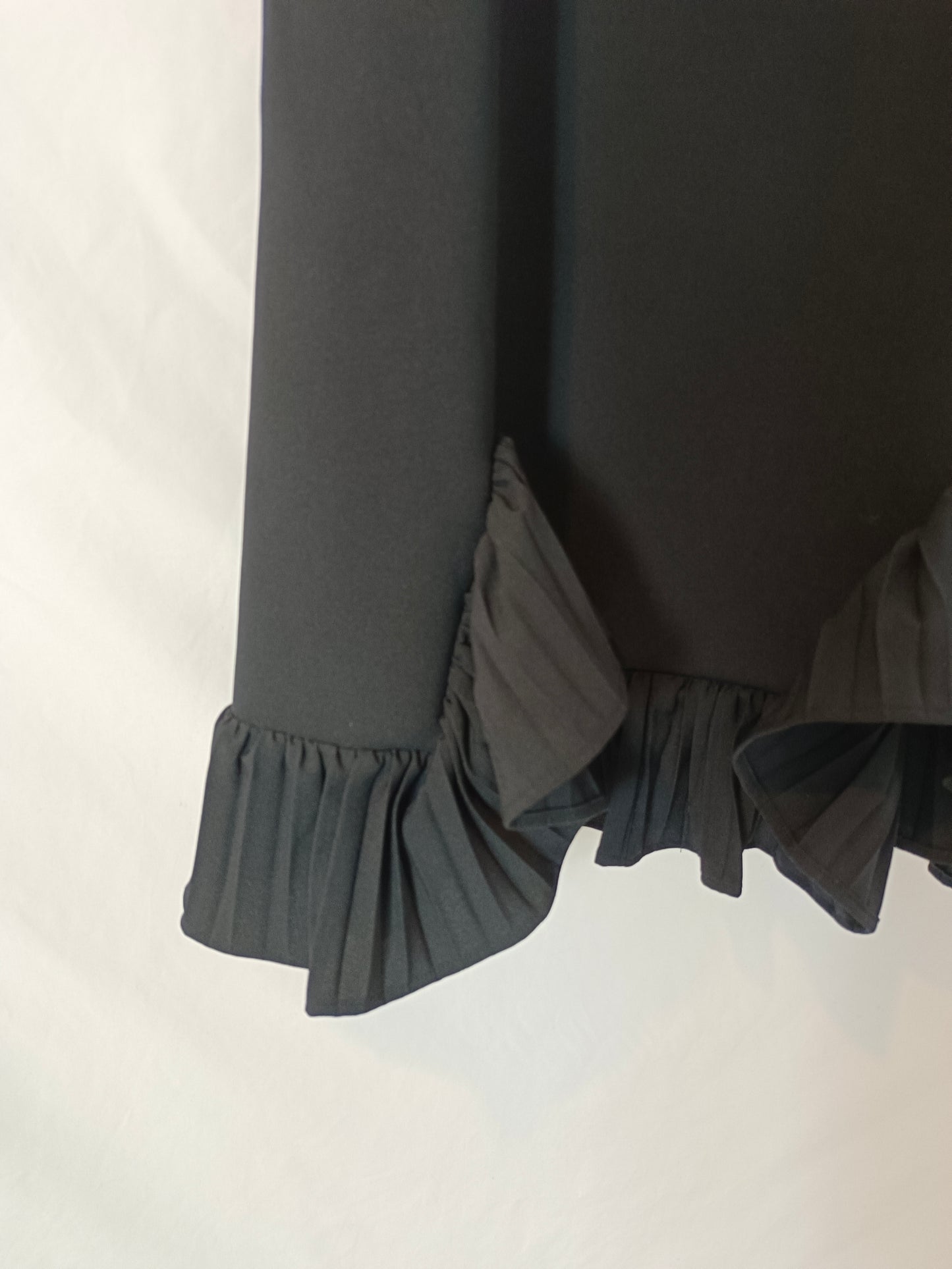 ASOS. Vestido corto negro volantes T.40