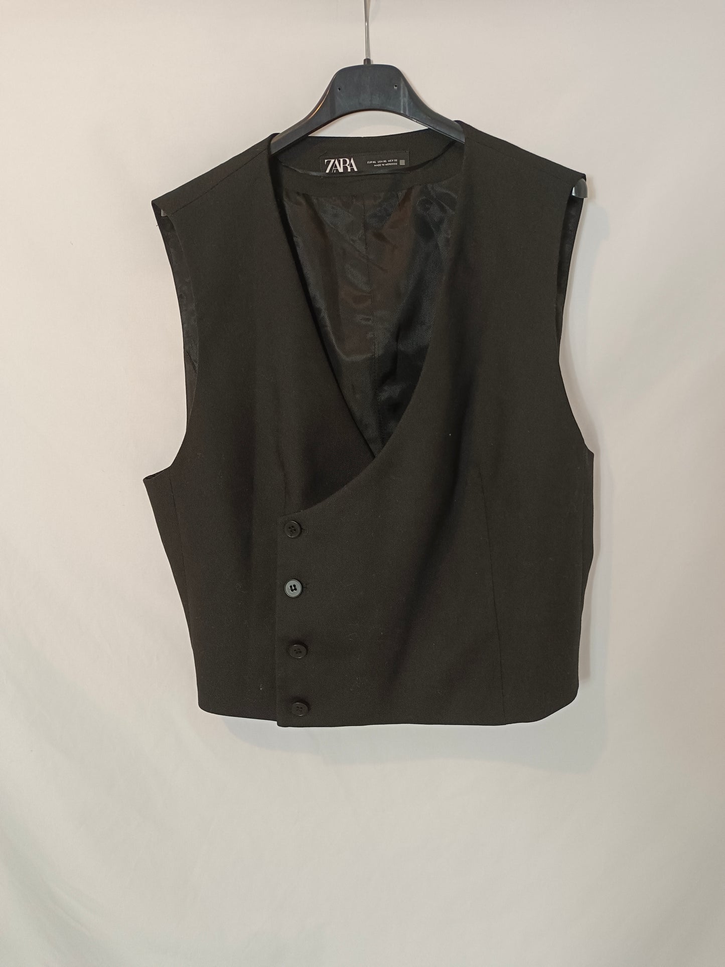 ZARA. Chaleco negro cruzado T.xl