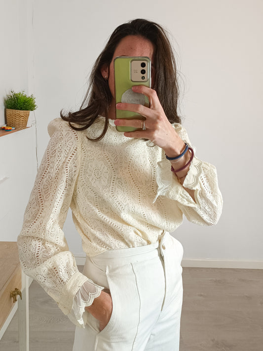 CERISE BLUE. Blusa encaje beige claro. T S