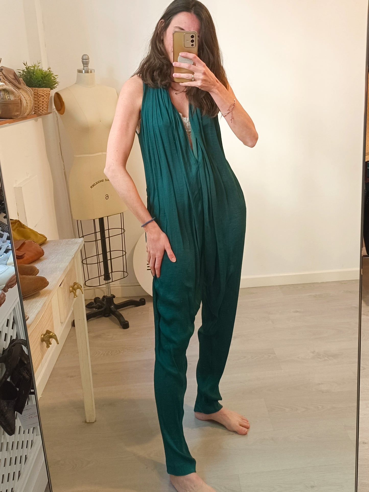 ZARA. Mono midi verde satinado. T XS