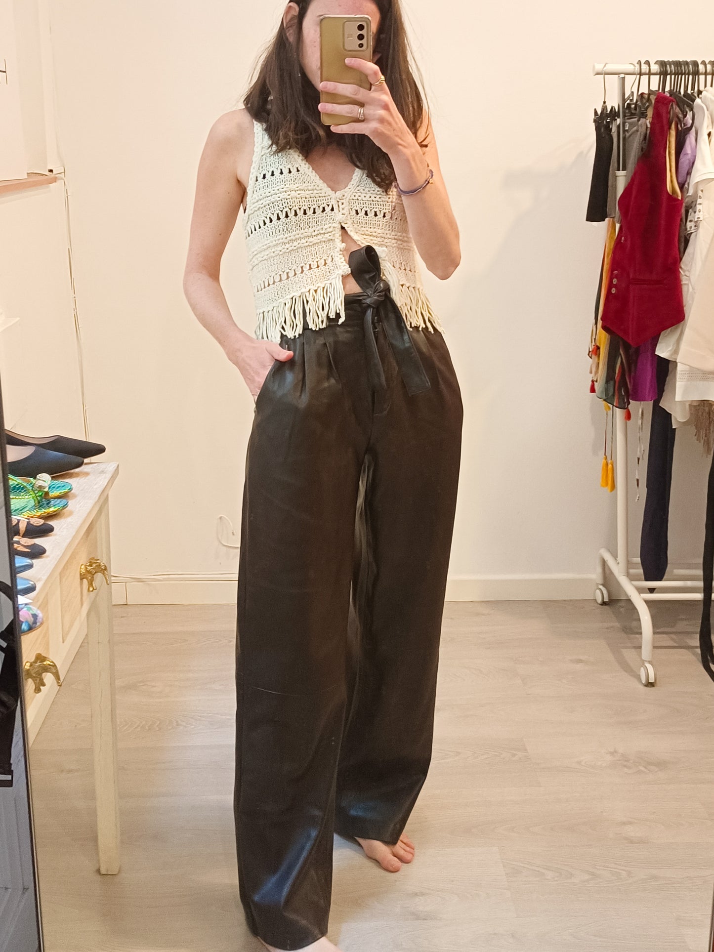 MANGO. Pantalón marrón efecto piel T.34