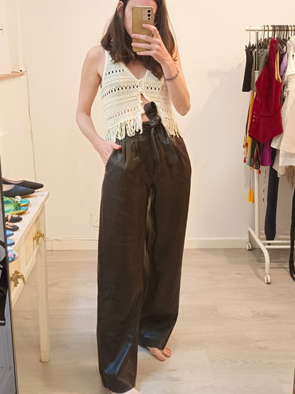 MANGO. Pantalón marrón efecto piel T.34