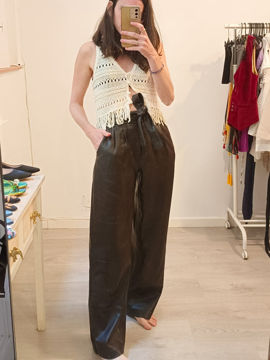 MANGO. Pantalón marrón efecto piel T.34