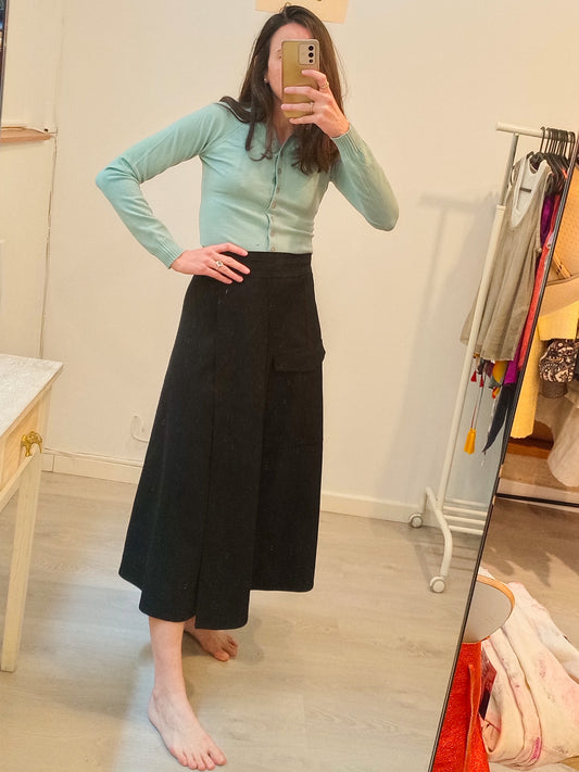 ZARA. Falda midi negra efecto pareo bolsillo. T XS