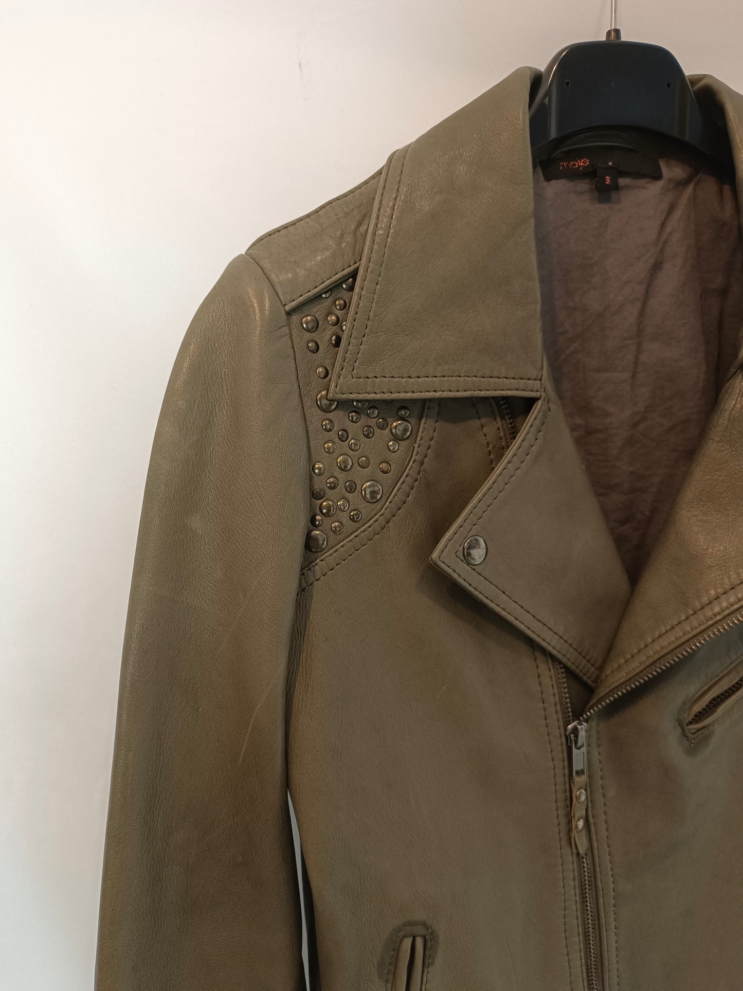 MAJE. Biker piel verde T.s