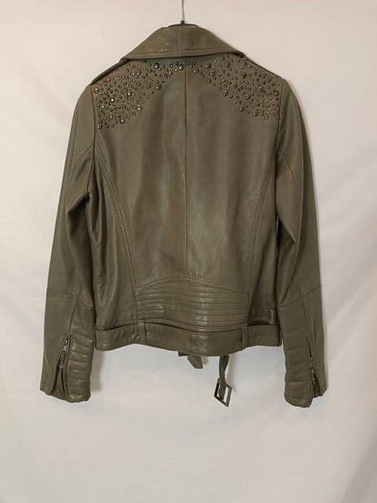 MAJE. Biker piel verde T.s