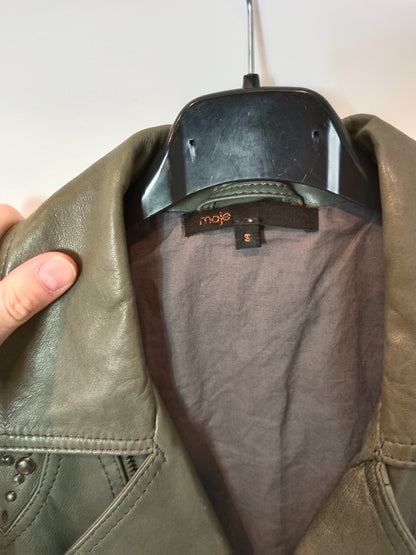 MAJE. Biker piel verde T.s