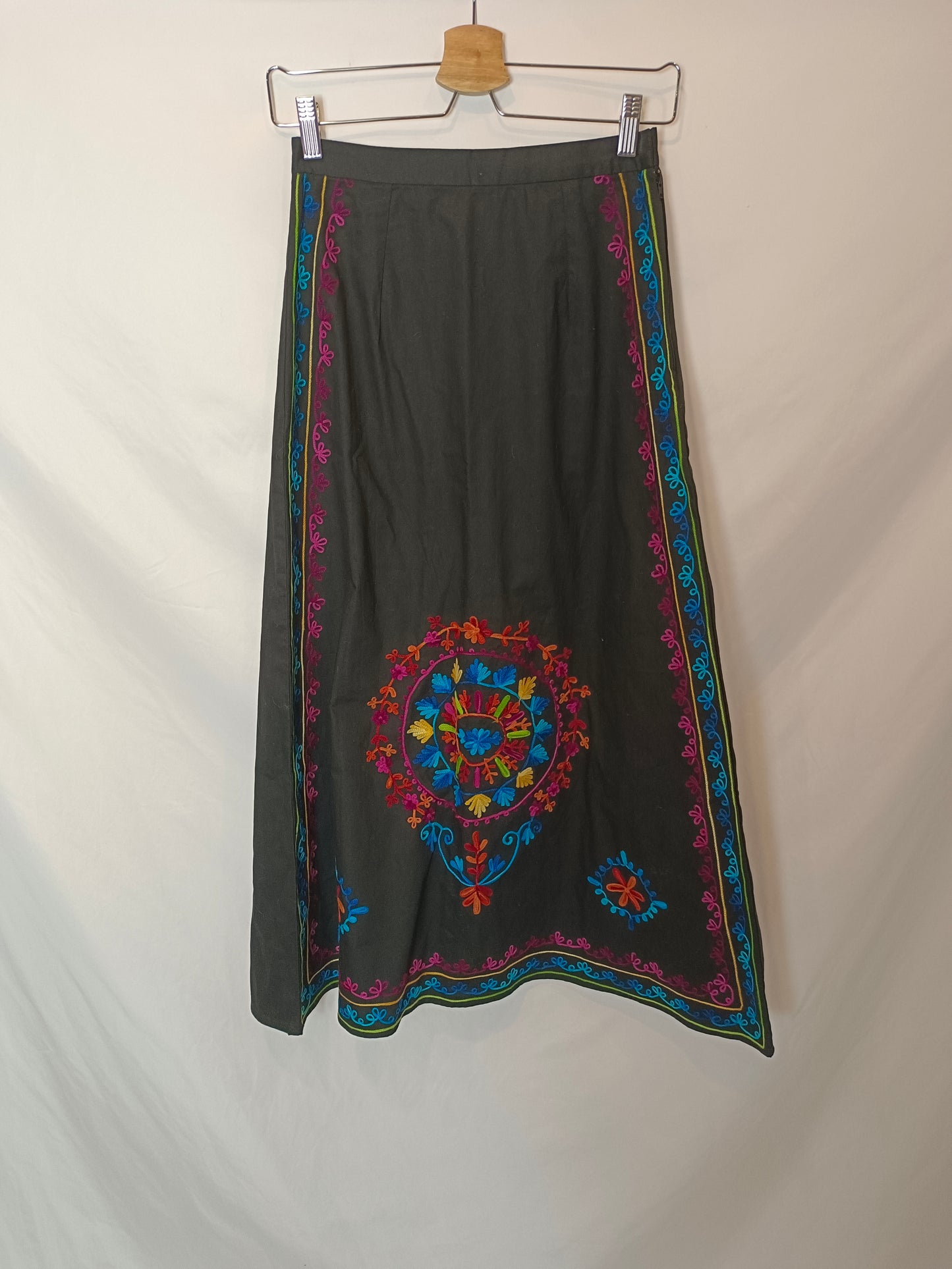 IQ COLLECTION. Ts embroidered black midi skirt