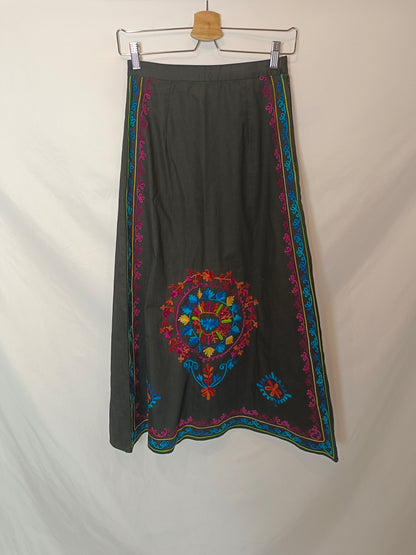 IQ COLLECTION. Ts embroidered black midi skirt