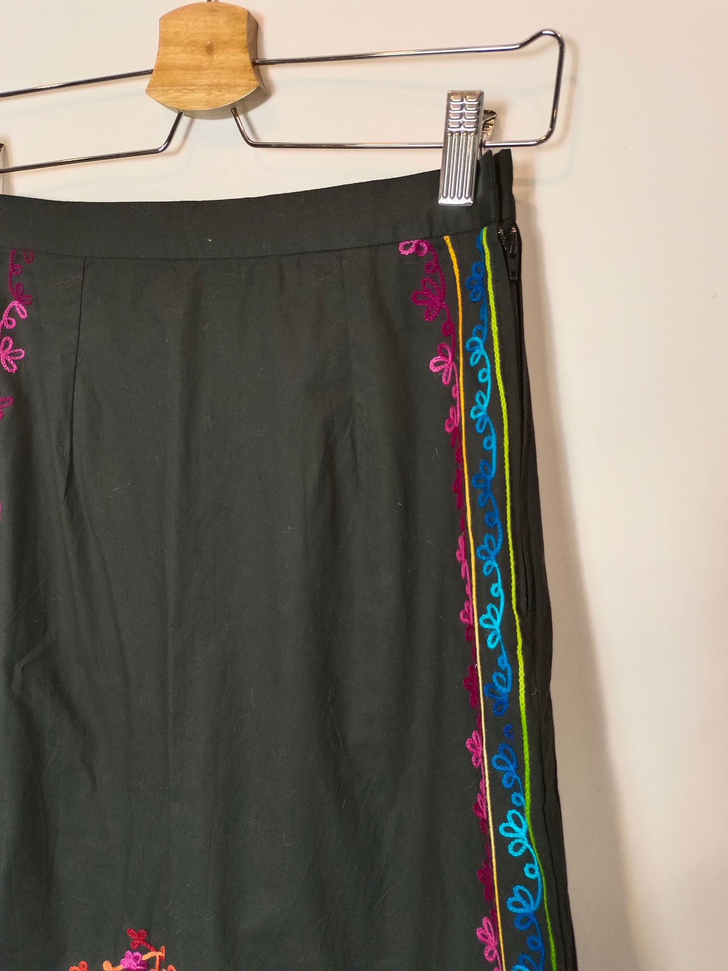 IQ COLLECTION. Ts embroidered black midi skirt