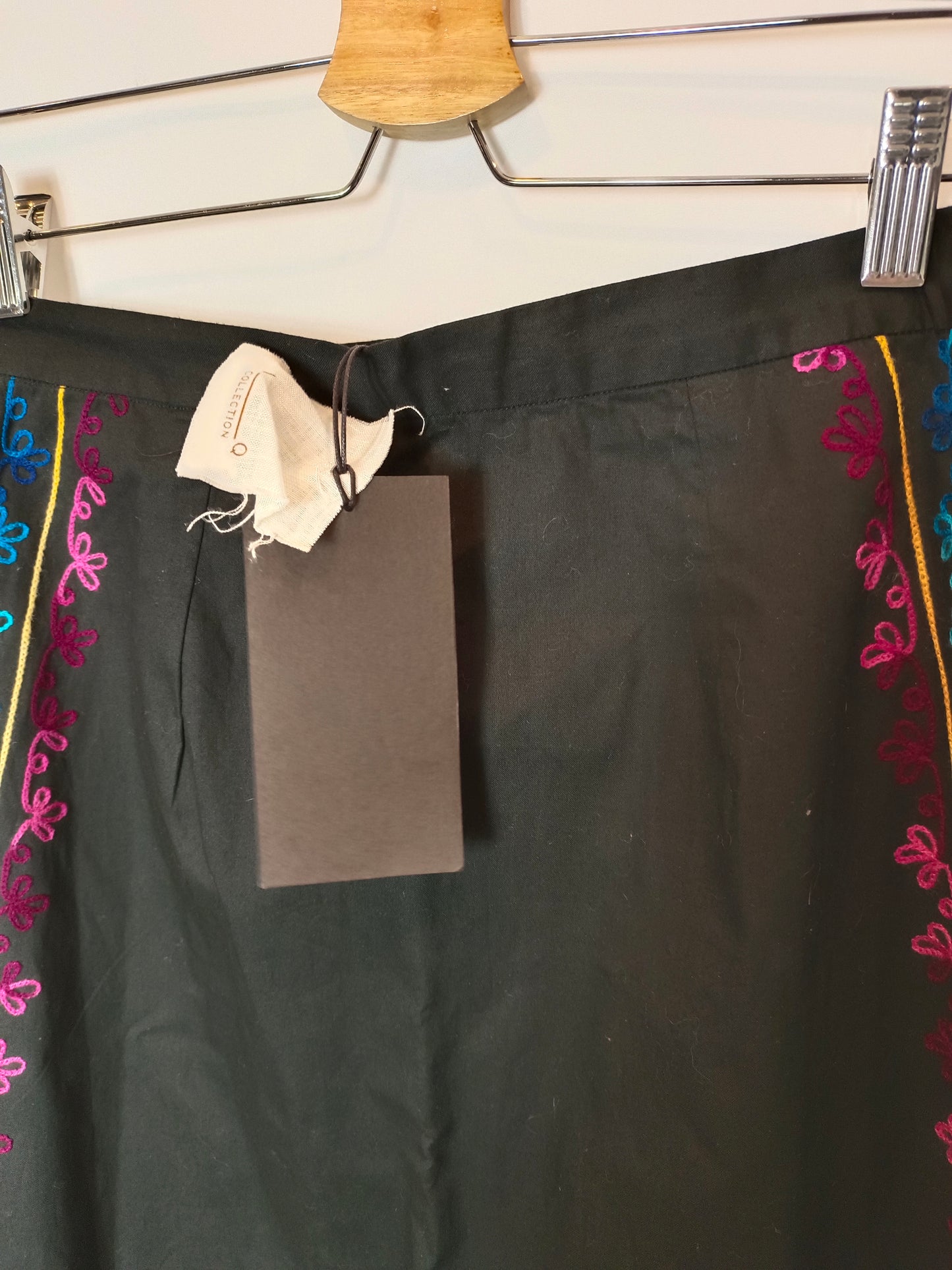 IQ COLLECTION. Ts embroidered black midi skirt