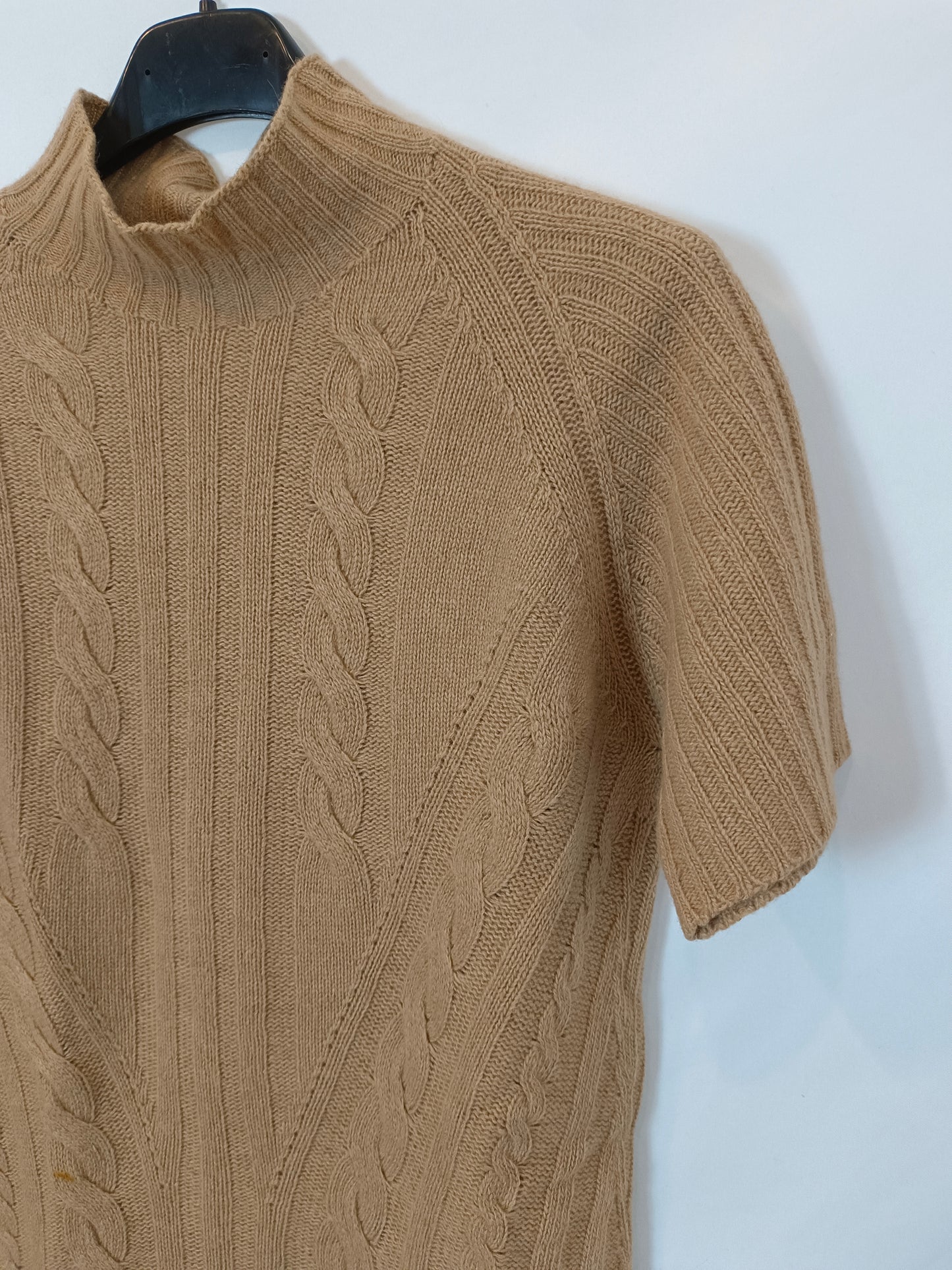 MARCIANO BY GUESS. top punto beige ochos T.s