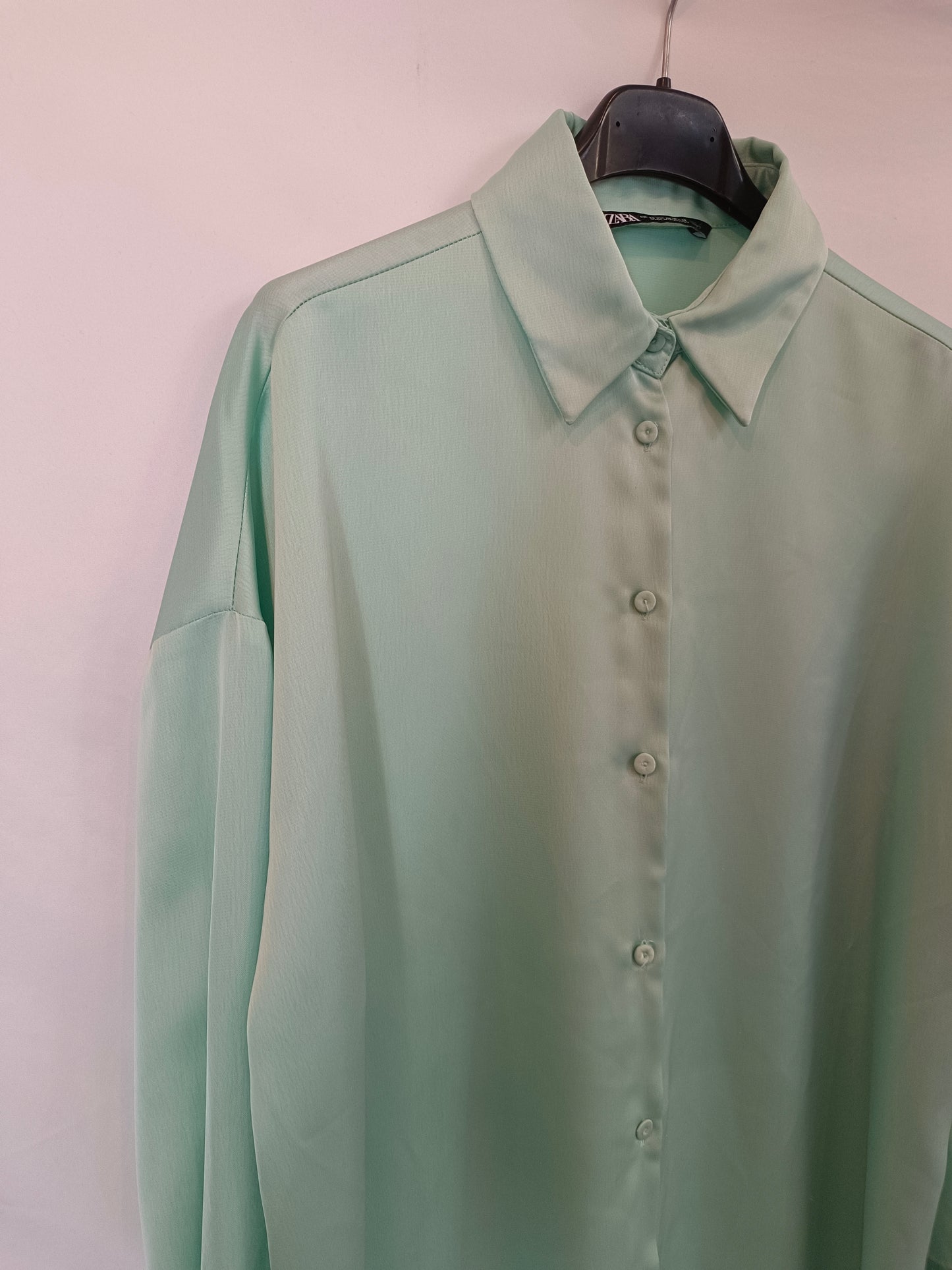 ZARA. Blusa verde satinado T.xs