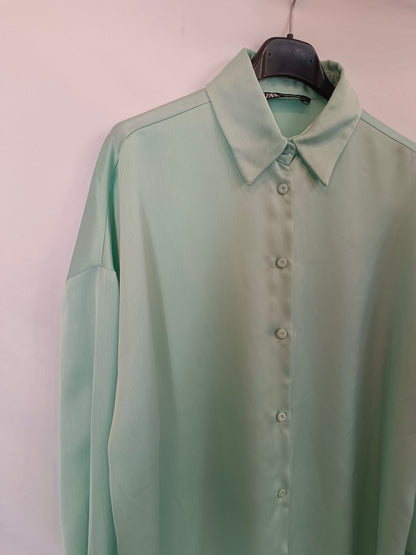 ZARA. Blusa verde satinado T.xs