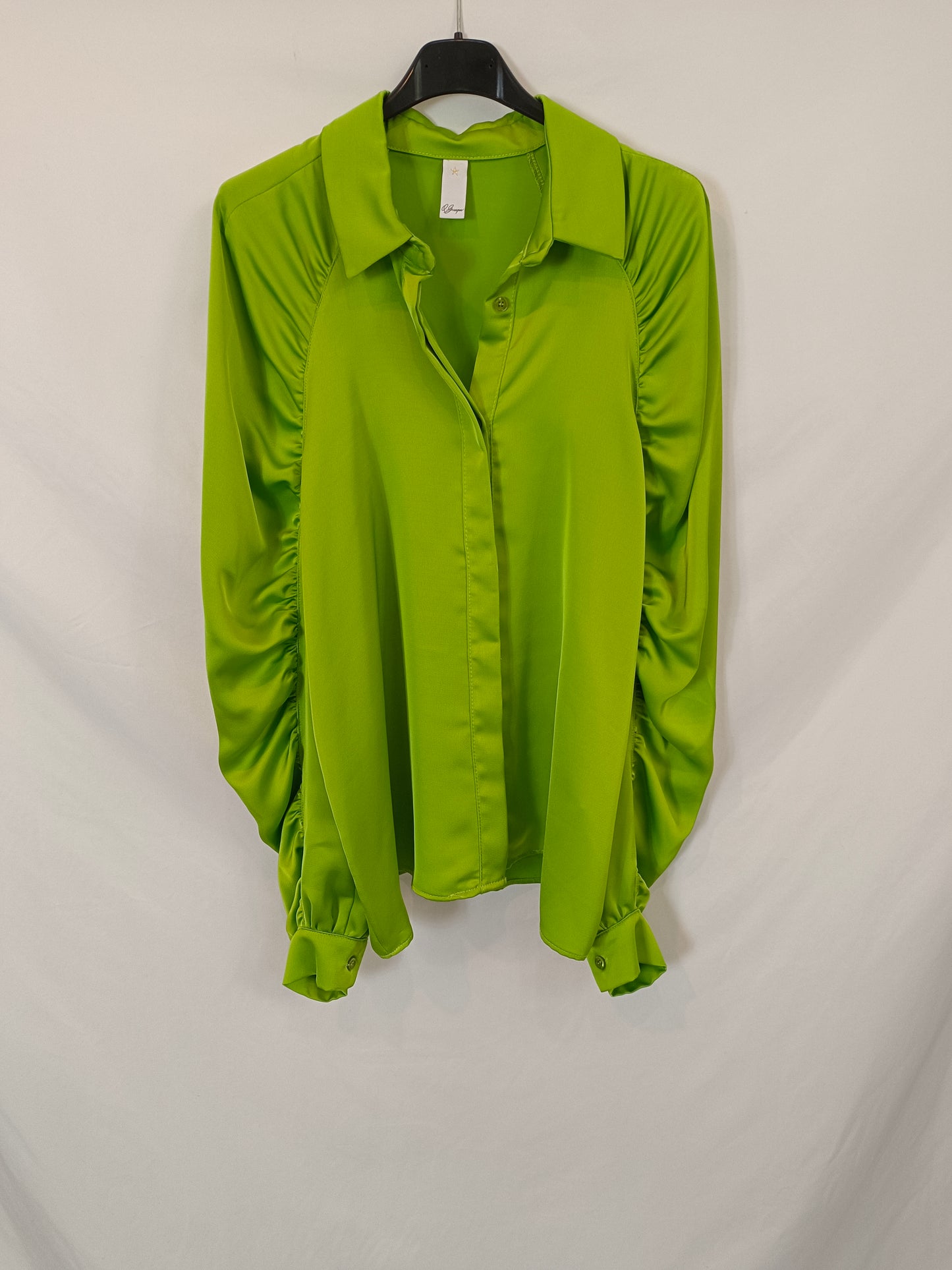 Q. GUAPA. Blusa verde satinada mangas T.m